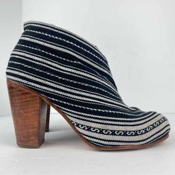 Fortress Of Inca size 39/9 Women’s Black White Striped Tapestry Ankle Booties - Picture 1 of 9